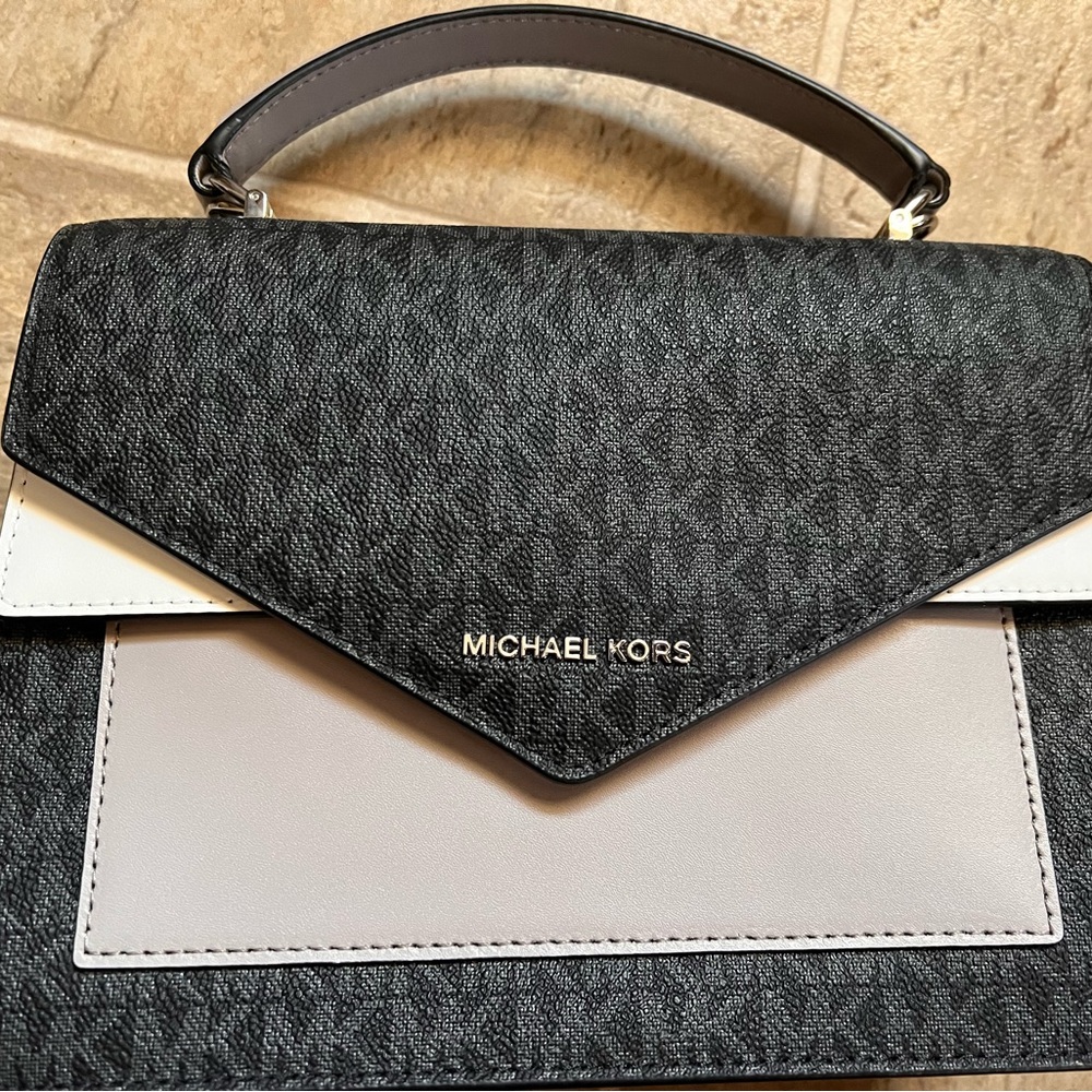 LUDLOW SIGNATURE
COLORBLOCKED SATCHEL